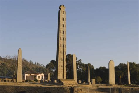  「ファラーの石碑」: 古代エチオピアの神秘と力強さ、そして砂漠のささやき