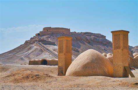  「暁の静寂」：古代パキスタンの神秘的な夜明け風景