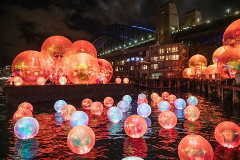  「イシサンガの祭典」： 壮大な空間と鮮やかな色彩