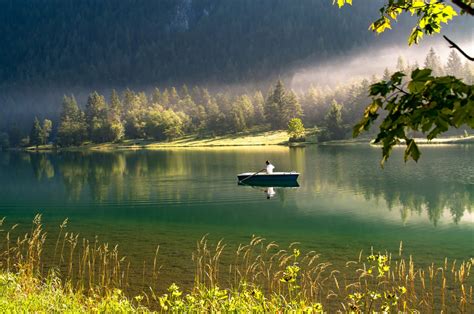  「湖畔の風景」： 絹と墨の織りなす静寂、そして風情