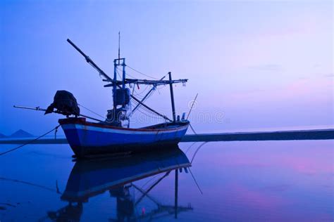  「夕暮れの漁船」：静寂と煌めく水面の対比